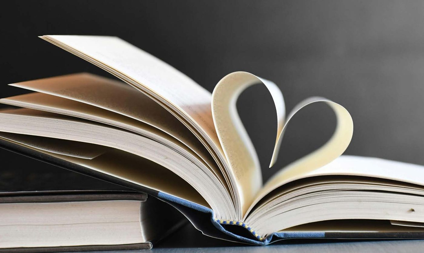 Aufgeschlagenes Buch, dessen Seiten ein Herz formen